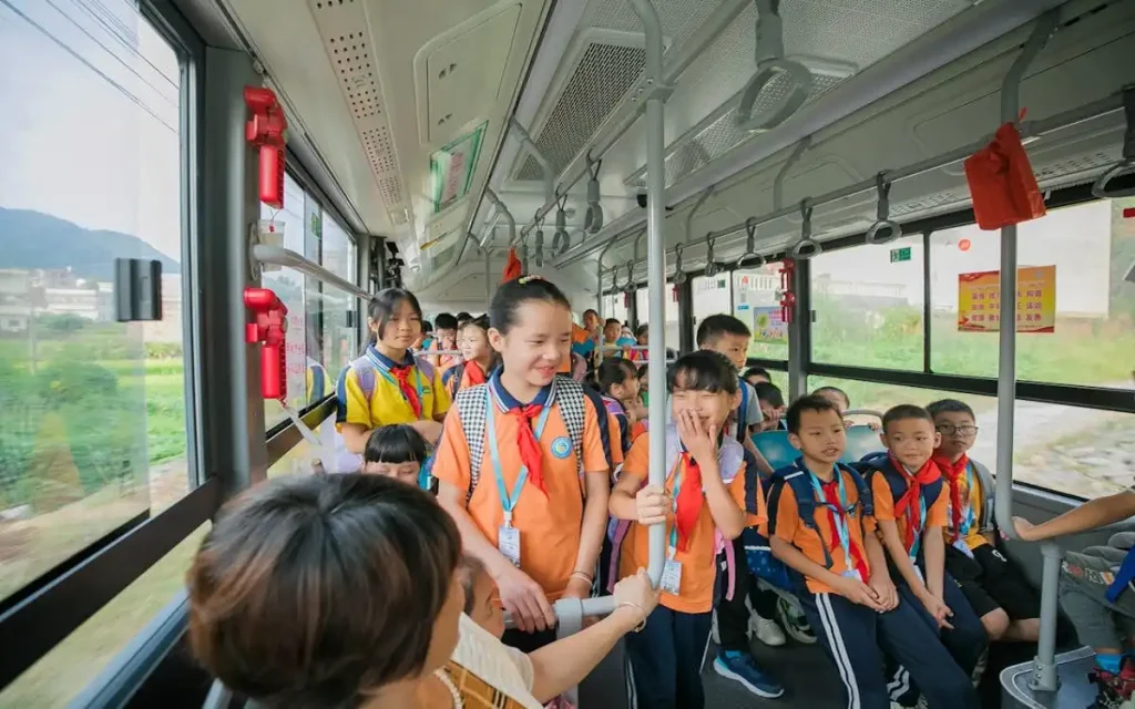 why don't school buses have seatbelts